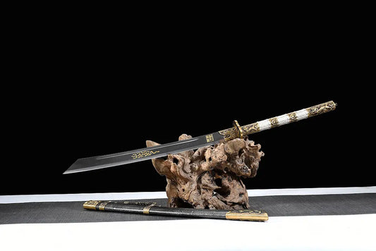 Dao chinois artisanal en acier Damas avec fourreau, inspiré des sabres traditionnels de la Chine impériale.