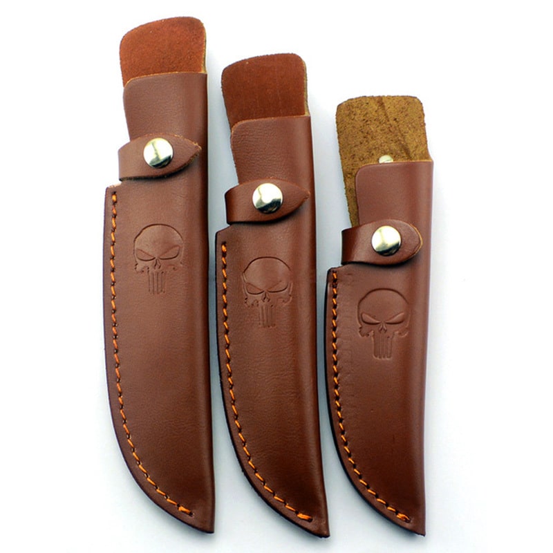 Trois étuis pour couteau en cuir marron avec une tête de mort 