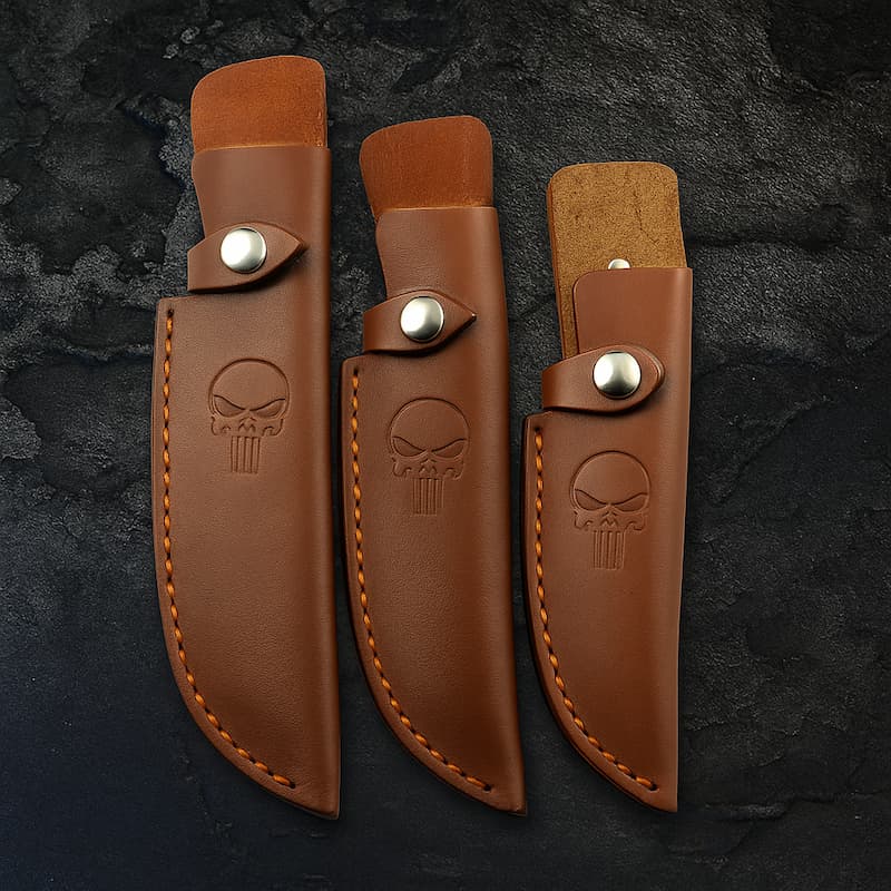 Étuis en cuir marron Punisher pour couteaux – protection robuste, couture renforcée, tailles S/M/L – fond pierre sombre.