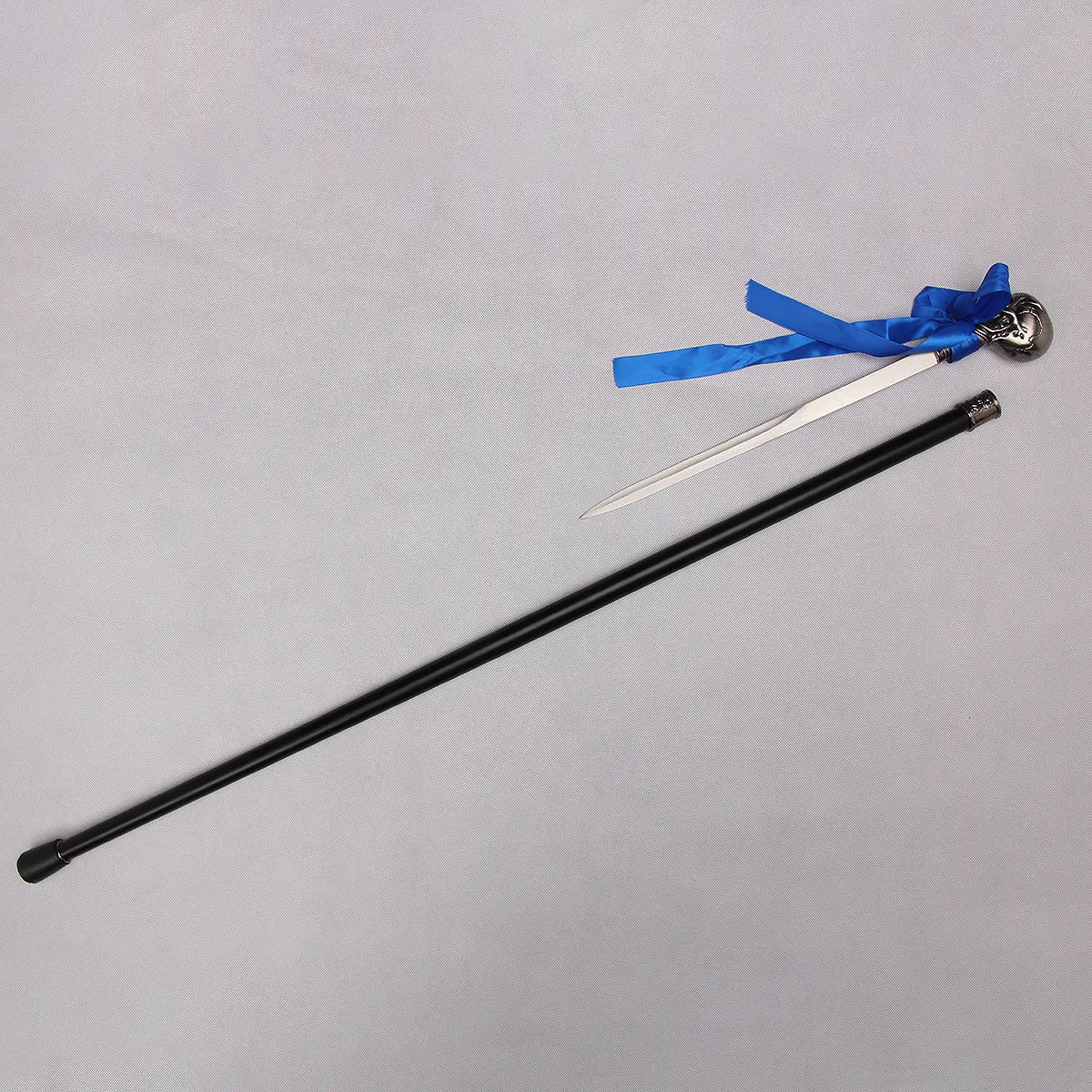 Canne-épée “Blue Noble Cane” inspirée de Ciel Phantomhive, présentée démontée sur un fond gris clair : le tube en acier laqué noir est posé à gauche, la lame en acier inox est sortie et affichée à droite, accompagnée de la tête sculptée argentée ornée d’un long ruban bleu. La scène met en évidence le mécanisme, la longueur de la lame et les détails du métal.