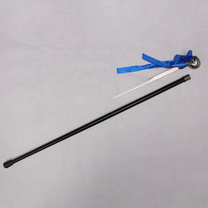 Canne-épée “Blue Noble Cane” inspirée de Ciel Phantomhive, présentée démontée sur un fond gris clair : le tube en acier laqué noir est posé à gauche, la lame en acier inox est sortie et affichée à droite, accompagnée de la tête sculptée argentée ornée d’un long ruban bleu. La scène met en évidence le mécanisme, la longueur de la lame et les détails du métal.