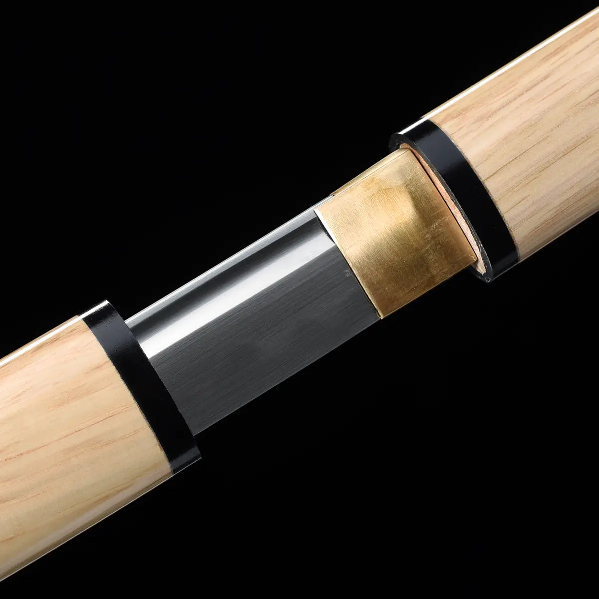 Vue détaillée du katana japonais Clair de Lune, lame tranchante et habaki en laiton, monture Shirasaya traditionnelle en bois