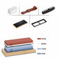 Accessoires du kit pierre à aiguiser japonaise avec sangle cuir, guide d’angle, base bambou, support silicone et pierre de correction.