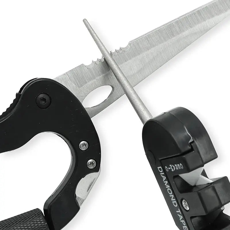 Aiguiseur de poche multifonction Blade Bushido utilisé pour affûter une lame crantée en acier avec sa tige diamantée conique, sur fond blanc, illustrant la précision de l’aiguisage et la polyvalence de l’outil pour couteaux de survie et pliants.