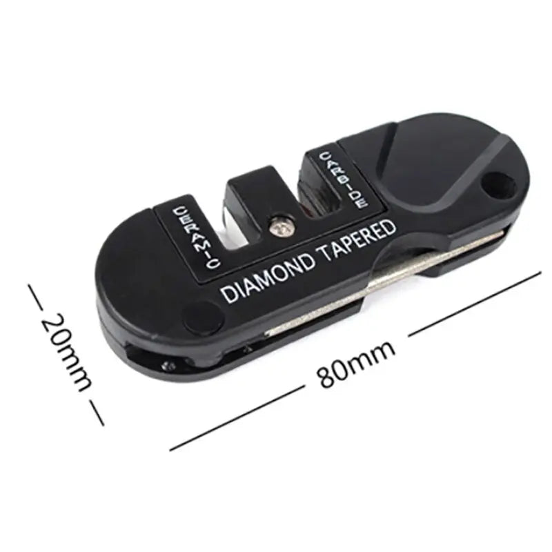 Aiguiseur de poche multifonction Blade Bushido noir photographié sur fond blanc avec dimensions 80 mm par 20 mm indiquées, affichant les zones “Ceramic” et “Carbide”, outil d’affûtage compact idéal pour couteaux de camping, survie et outdoor.