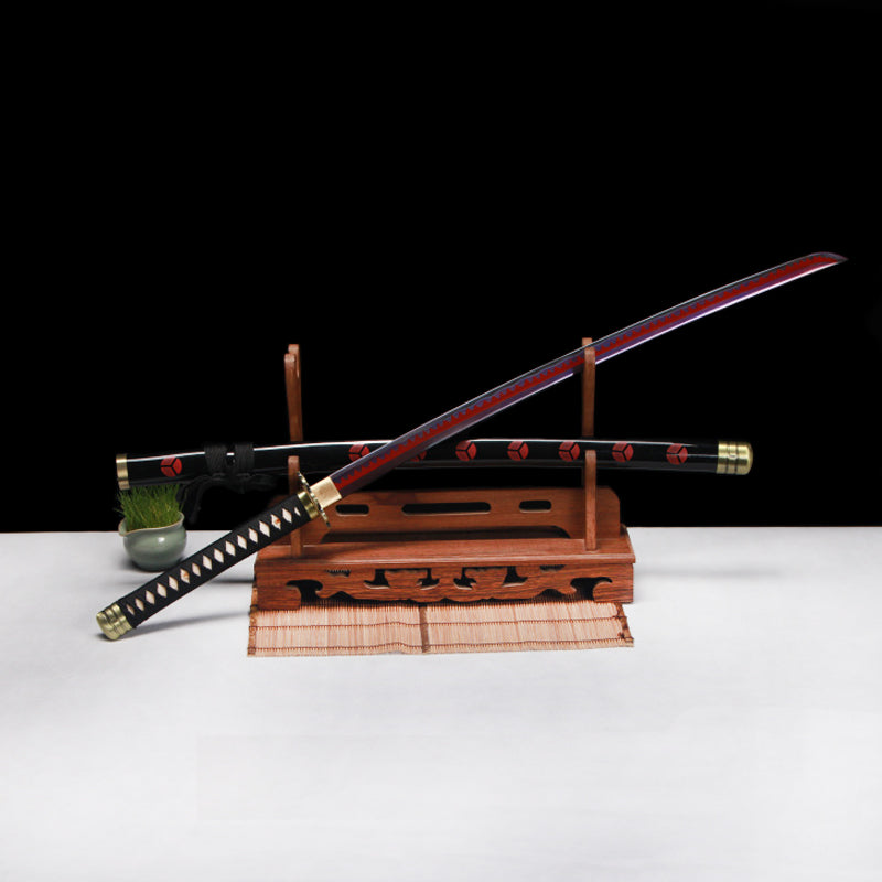 Katana japonais Shusui en acier carbone 1045 avec lame noire et rouge, présenté sur un support en bois traditionnel.