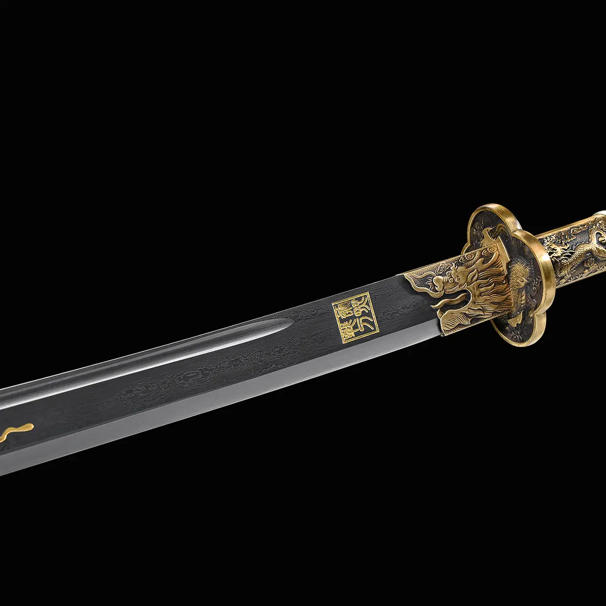 Sabre chinois Dao BAI LONG en gros plan sur fond noir, avec lame sombre gravée, inscription dorée visible, gorge centrale, garde en laiton ornée de motifs dragon et poignée décorative partiellement visible.