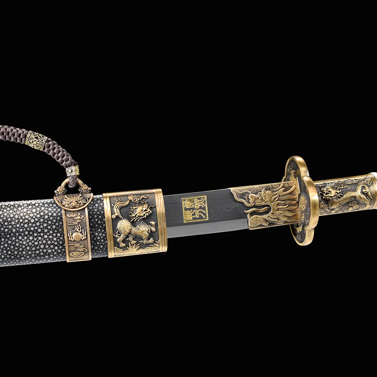 Sabre chinois Dao BAI LONG partiellement sorti de son fourreau sur fond noir, avec lame sombre gravée, inscription dorée visible, garde en laiton, poignée décorée et fourreau texturé avec garnitures dragon.