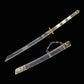 Sabre chinois Dao BAI LONG partiellement sorti de son fourreau sur fond noir, avec lame sombre gravée, inscriptions dorées visibles, poignée blanche texturée, garde en laiton et fourreau décoré de détails métalliques.