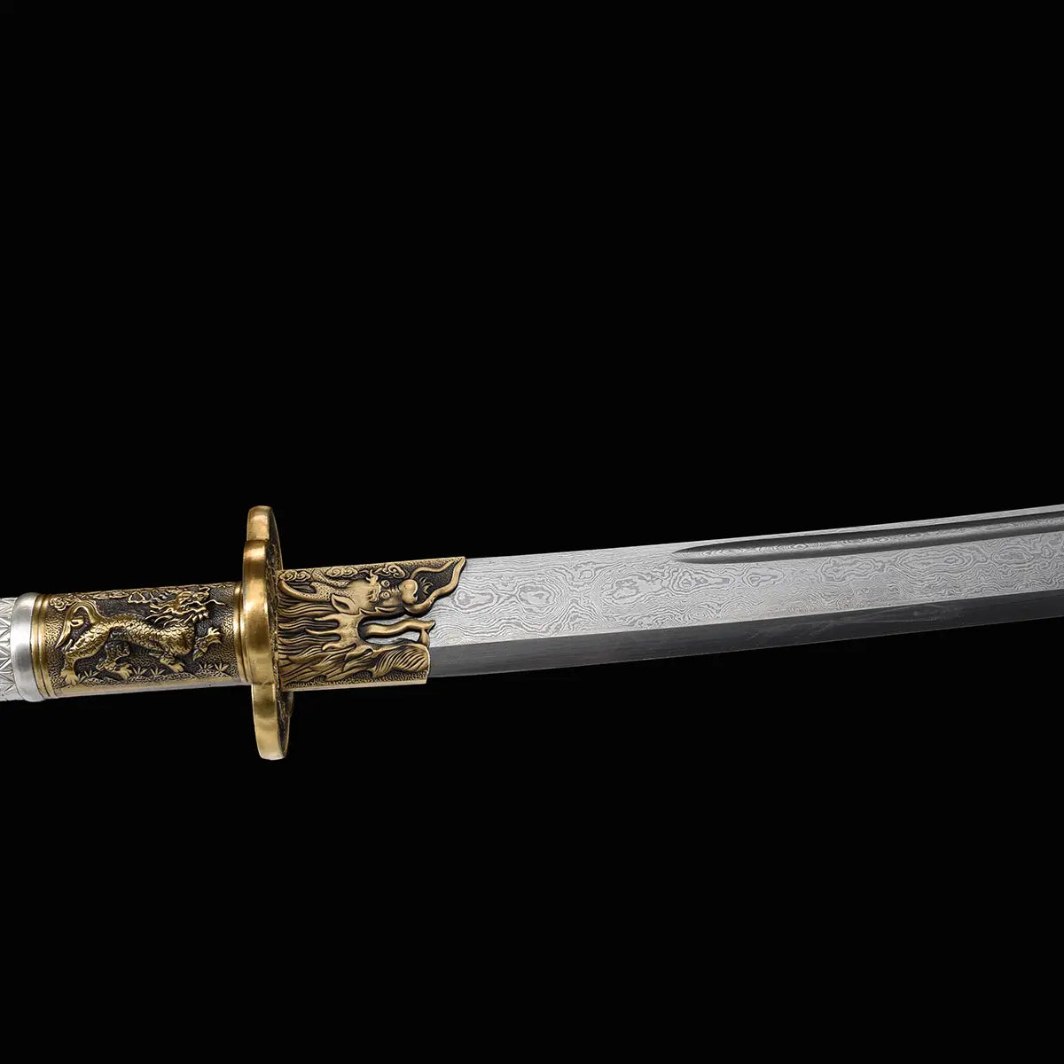 Sabre chinois Dao BAI LONG en gros plan sur fond noir, avec lame en acier plié aux motifs ondulés visibles, gorge centrale, garde en laiton doré et poignée ornée de motifs dragon.