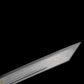 Gros plan sur la pointe de la lame du sabre chinois Dao BAI LONG sur fond noir, avec acier plié aux motifs ondulés visibles, finition gris sombre, arête centrale et extrémité angulaire.