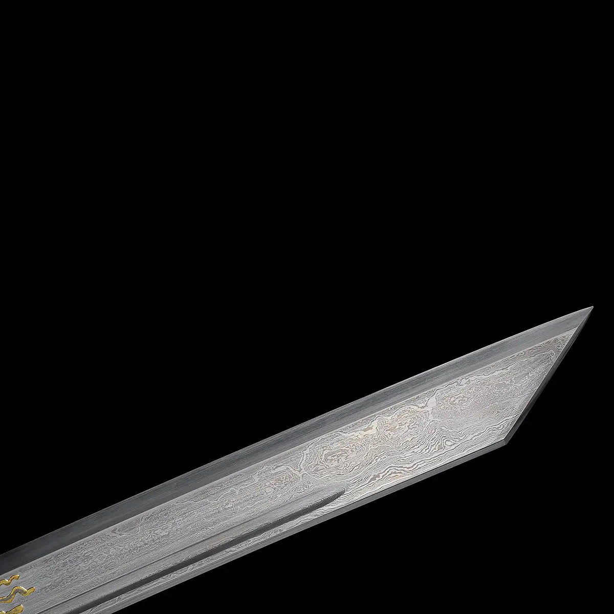 Gros plan sur la pointe de la lame du sabre chinois Dao BAI LONG sur fond noir, avec acier plié aux motifs ondulés visibles, finition gris sombre, arête centrale et extrémité angulaire.