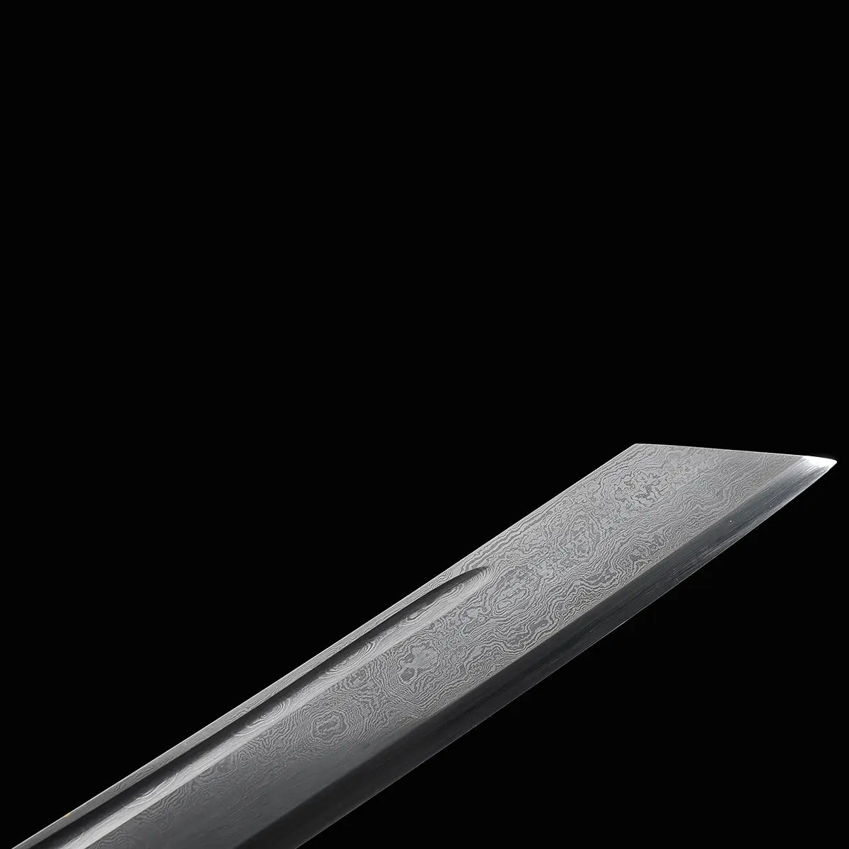 Gros plan sur la pointe de la lame du sabre chinois Dao BAI LONG sur fond noir, avec acier plié aux motifs ondulés visibles, gorge longitudinale et finition gris sombre.