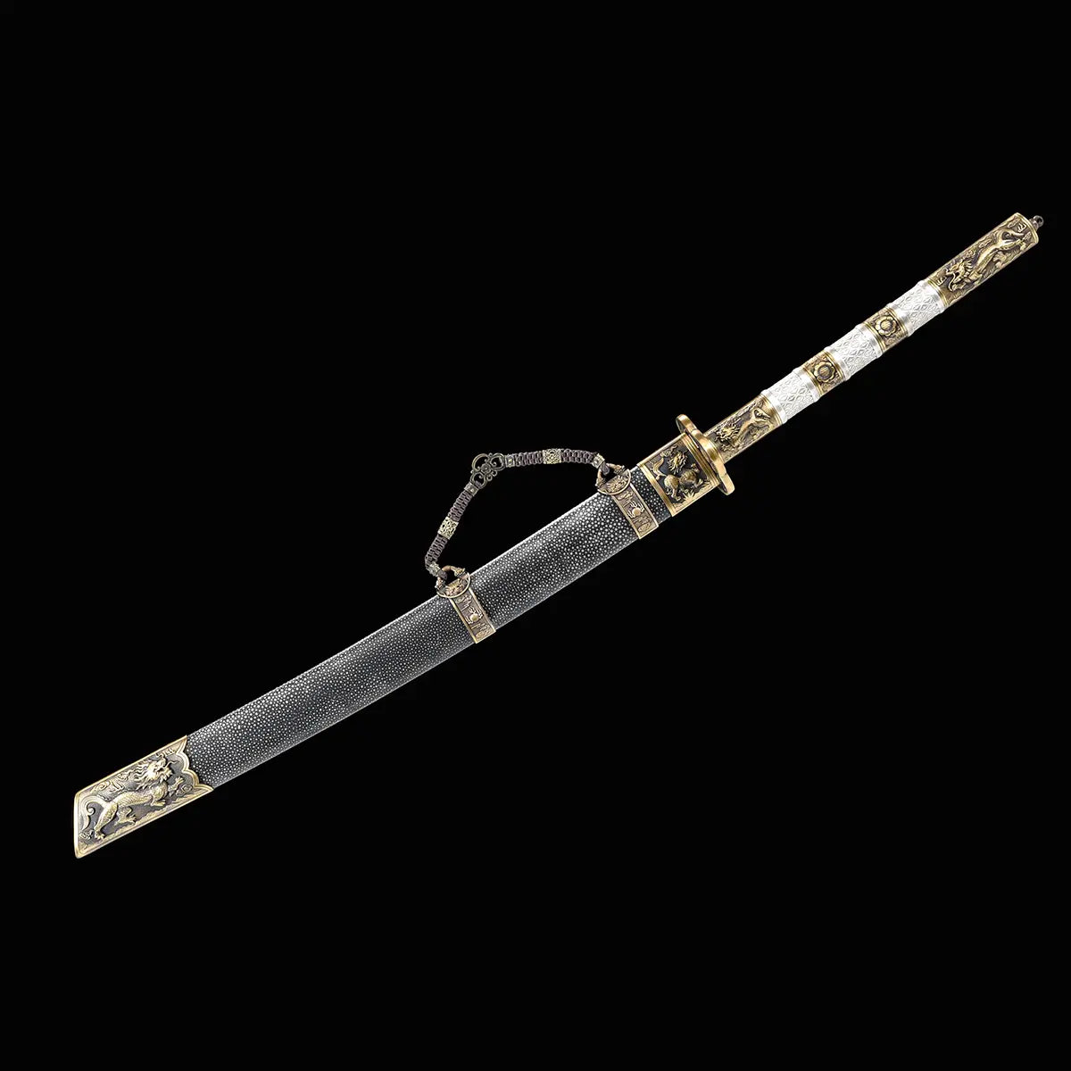 Sabre chinois Dao BAI LONG présenté dans son fourreau sur fond noir, avec poignée blanche texturée, garnitures en laiton doré, chaîne décorative et fourreau sombre orné de détails métalliques.