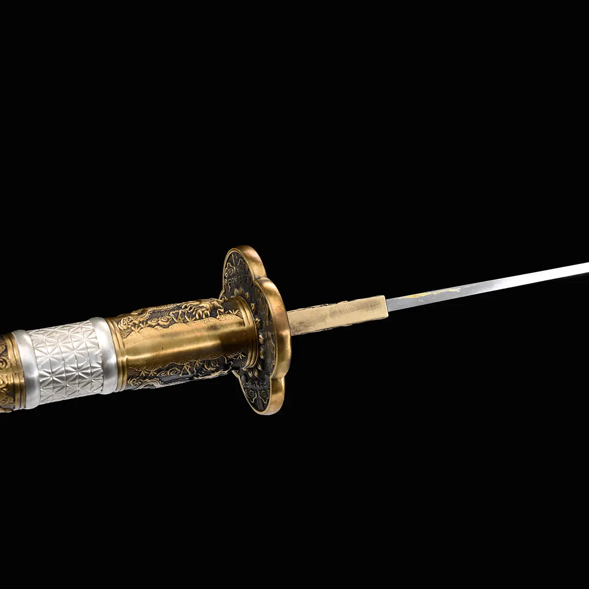 Sabre chinois Dao BAI LONG vu de côté sur fond noir, avec poignée blanche texturée, garde en laiton ornée de motifs noirs et dorés, monture décorative et lame sombre visible dans l’axe du manche.