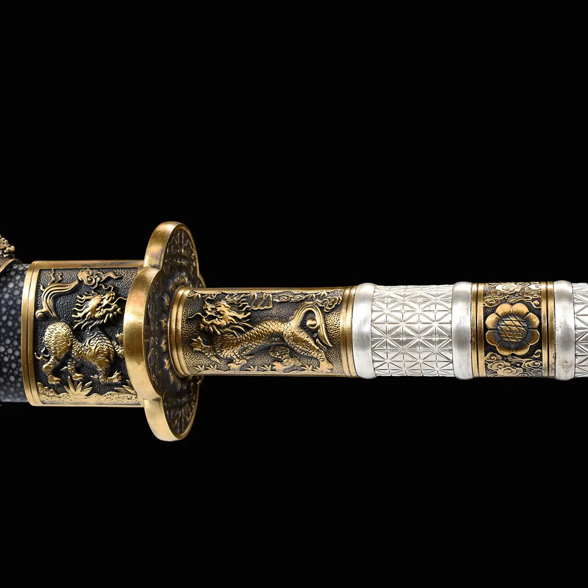 Gros plan du sabre chinois Dao BAI LONG avec poignée blanche texturée, garnitures en laiton ornées de motifs dragon, fourreau sombre partiellement visible et fond noir avec interface d’édition affichée en arrière-plan.