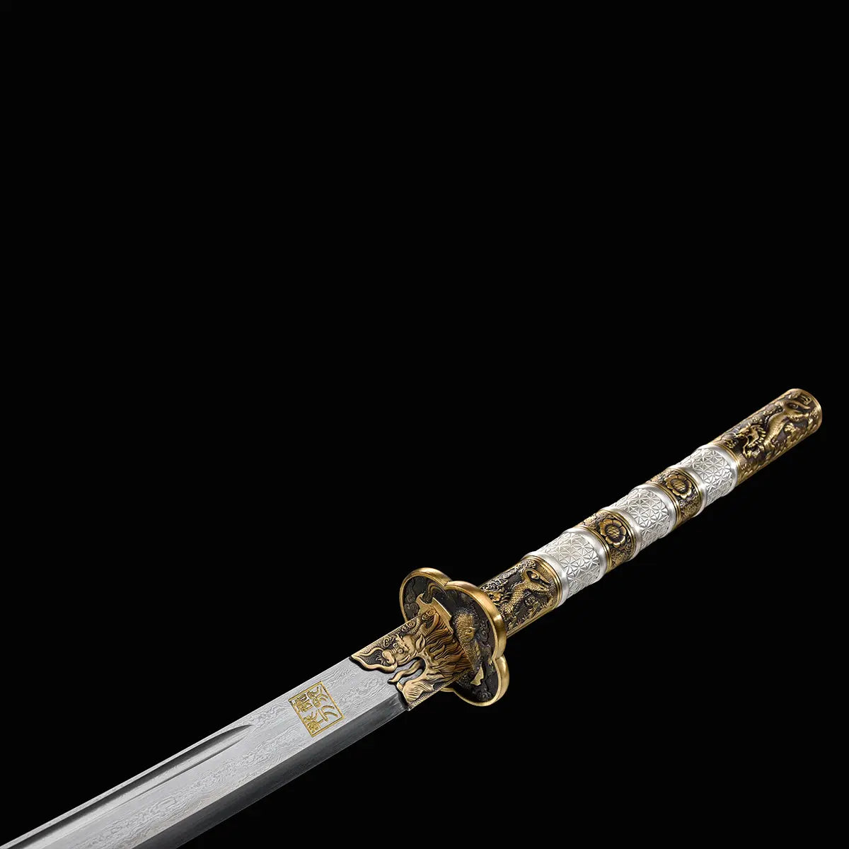 Sabre chinois Dao BAI LONG présenté sur fond noir, avec lame en acier plié partiellement visible, inscription dorée, garde en laiton ornée, poignée blanche texturée et pommeau décoratif aux motifs noirs et dorés.