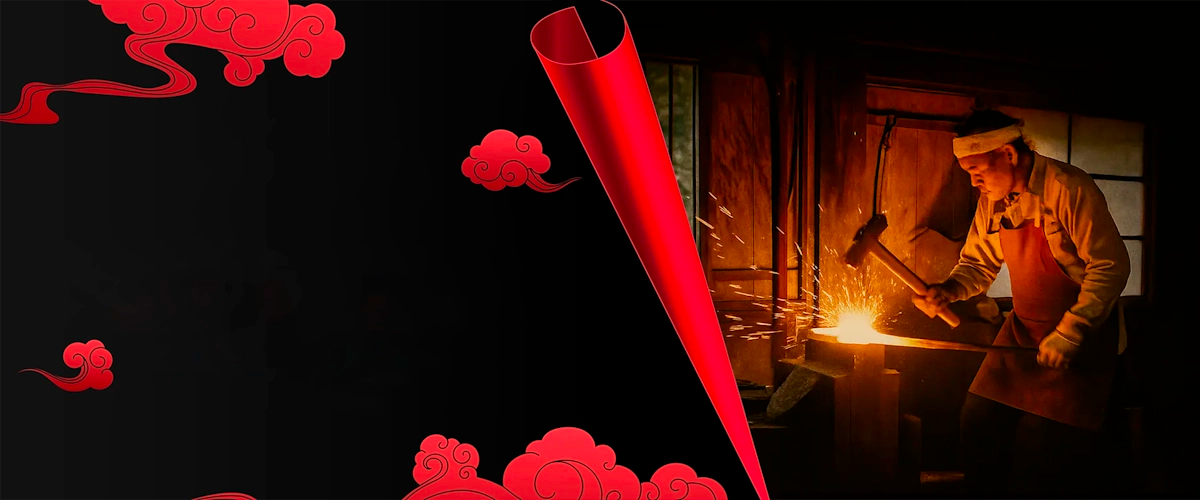 Forgeron japonais façonnant une lame de katana dans l’atelier Blade Bushido, forge artisanale traditionnelle.