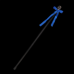 Canne-épée cosplay “Blue Noble Cane” inspirée de Ciel Phantomhive, photographiée sur fond noir, tube en acier laqué noir en vue complète, tête sculptée argentée avec grand ruban bleu, éclairage studio mettant en valeur la silhouette longue et élégante de la canne.