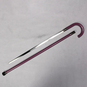 Canne-épée “du Musicien Squelette” ouverte et présentée sur un fond gris clair texturé : la lame inox polie est entièrement dégainée, posée parallèlement au tube en acier laqué violet, avec la poignée en crochet et les bagues métalliques visibles ; éclairage neutre mettant en valeur les reflets du métal et la couleur profonde du fourreau.