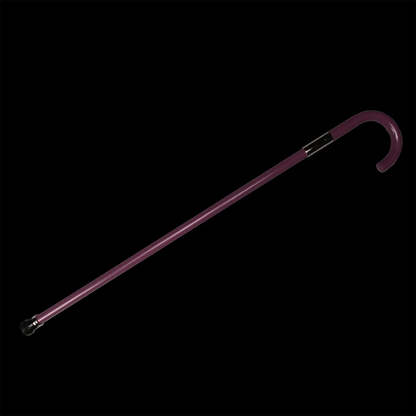 Vue complète d’une canne-épée cosplay “Soul King” en position diagonale, tube en acier laqué violet sur fond noir uniforme, poignée en crochet et bague métallique visible près de la jonction, éclairage studio mettant en valeur la brillance de la laque et le contraste du décor sombre.