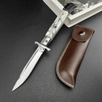 couteau automatique italien « Original Mafia » à lame acier 440C posé sur fond cuir noir, manche nacré perle avec reflets argentés et rivets dorés, étui en cuir marron avec couture blanche placé à droite, composition soignée et esthétique premium Blade Bushido
