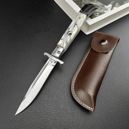 couteau automatique italien « Original Mafia » à lame acier 440C posé sur fond cuir noir, manche nacré perle avec reflets argentés et rivets dorés, étui en cuir marron avec couture blanche placé à droite, composition soignée et esthétique premium Blade Bushido