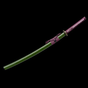 Katana japonais artisanal Dokuryu présenté en vue complète sur fond noir, épée entièrement rengainée dans un fourreau vert laqué à texture mouchetée rappelant la jungle, tsuka enveloppée d’un tressage violet avec losanges de peau de raie blanche visibles, sageo violet noué sur le saya, tsuba circulaire en métal décorée d’un dragon japonais, lame non visible, composition sobre et minimaliste sans support.
