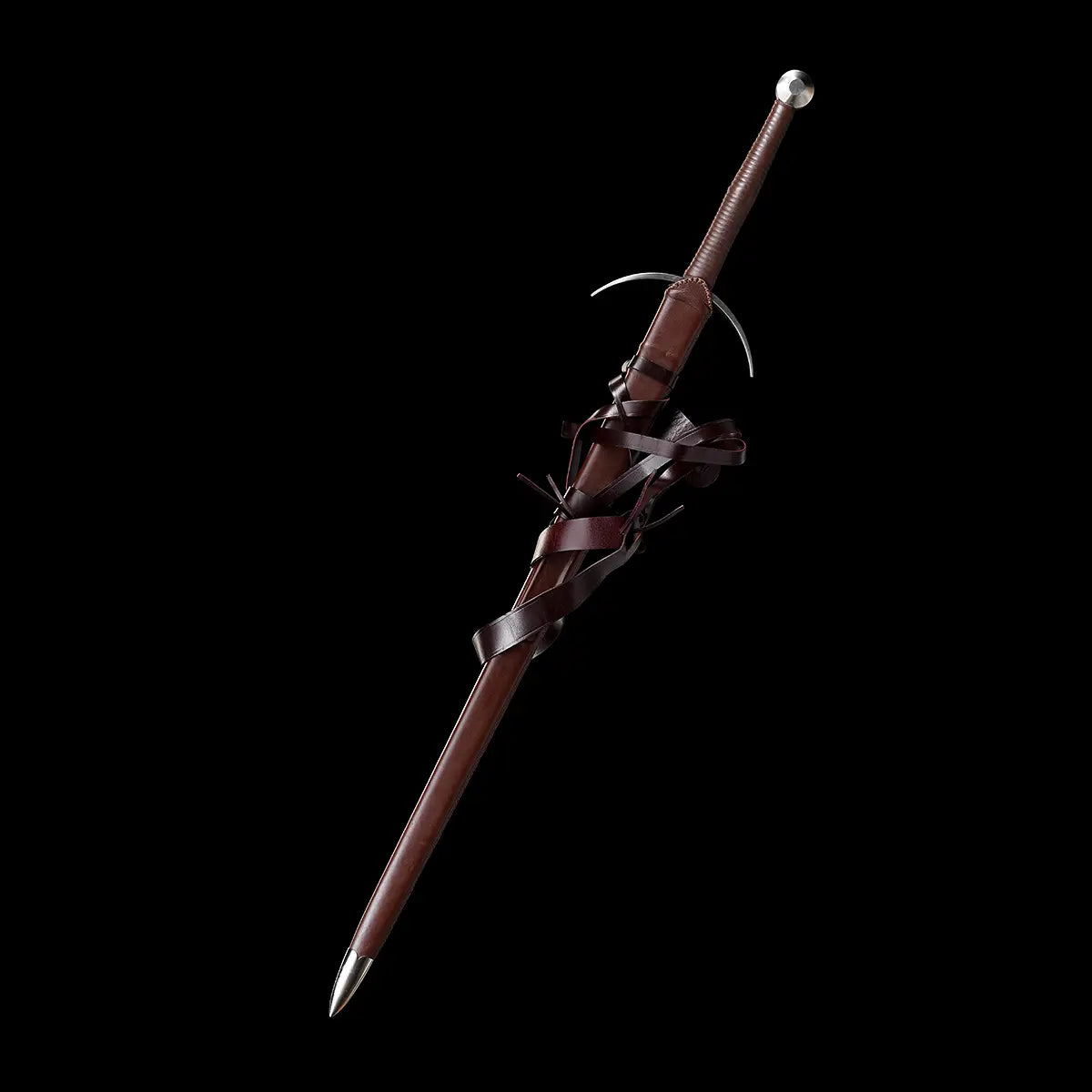 Épée longue médiévale Aegis Terra entièrement gainée dans son fourreau brun, entouré de longues lanières en cuir, poignée cuir et pommeau métallique visibles, posée en diagonale sur fond noir minimaliste. Image mettant en valeur le style médiéval, les détails du fourreau et l’esthétique sombre Blade Bushido.