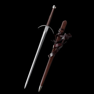 Vue d’ensemble de l’épée longue médiévale Aegis Terra, lame en acier 1060 polie, garde en croix courbée et poignée cuir brun, posée verticalement à côté de son fourreau en bois gainé de cuir brun avec longues lanières décoratives, sur fond noir minimaliste. Image mettant en valeur la silhouette complète de la longsword main-et-demi et ses finitions réalistes.