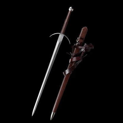 Vue d’ensemble de l’épée longue médiévale Aegis Terra, lame en acier 1060 polie, garde en croix courbée et poignée cuir brun, posée verticalement à côté de son fourreau en bois gainé de cuir brun avec longues lanières décoratives, sur fond noir minimaliste. Image mettant en valeur la silhouette complète de la longsword main-et-demi et ses finitions réalistes.