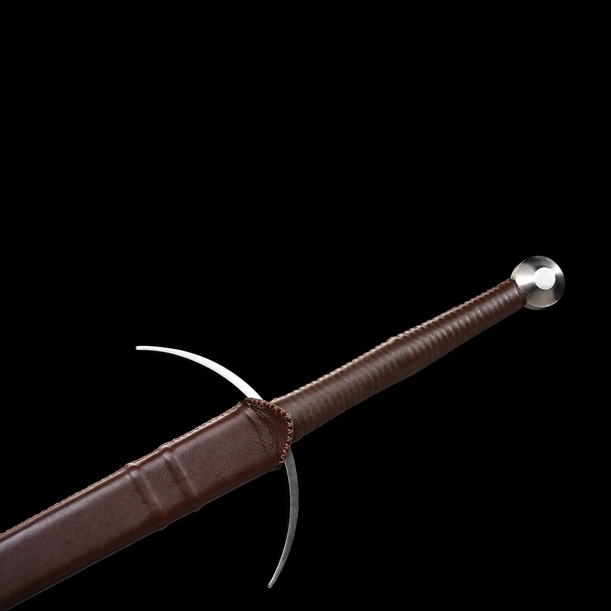 Vue détaillée de l’épée longue médiévale Aegis Terra posée sur son fourreau en cuir brun, montrant la poignée gainée de cuir, le pommeau métallique poli et la garde en croix courbée. Fond noir minimaliste mettant en avant les finitions artisanales et le style médiéval authentique de la longsword.