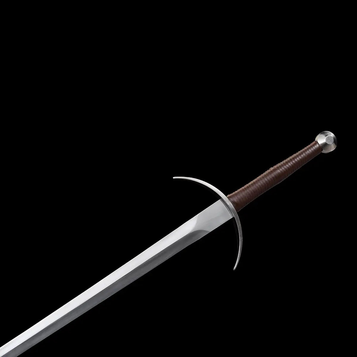 Vue détaillée de la partie supérieure de l’épée longue médiévale Aegis Terra, montrant la poignée gainée de cuir brun, le pommeau métallique évasé, la garde en croix courbée et la lame en acier 1060 polie, sur fond noir minimaliste. Image idéale pour illustrer la finition haut de gamme et l’équilibre d’une longsword main-et-demi.