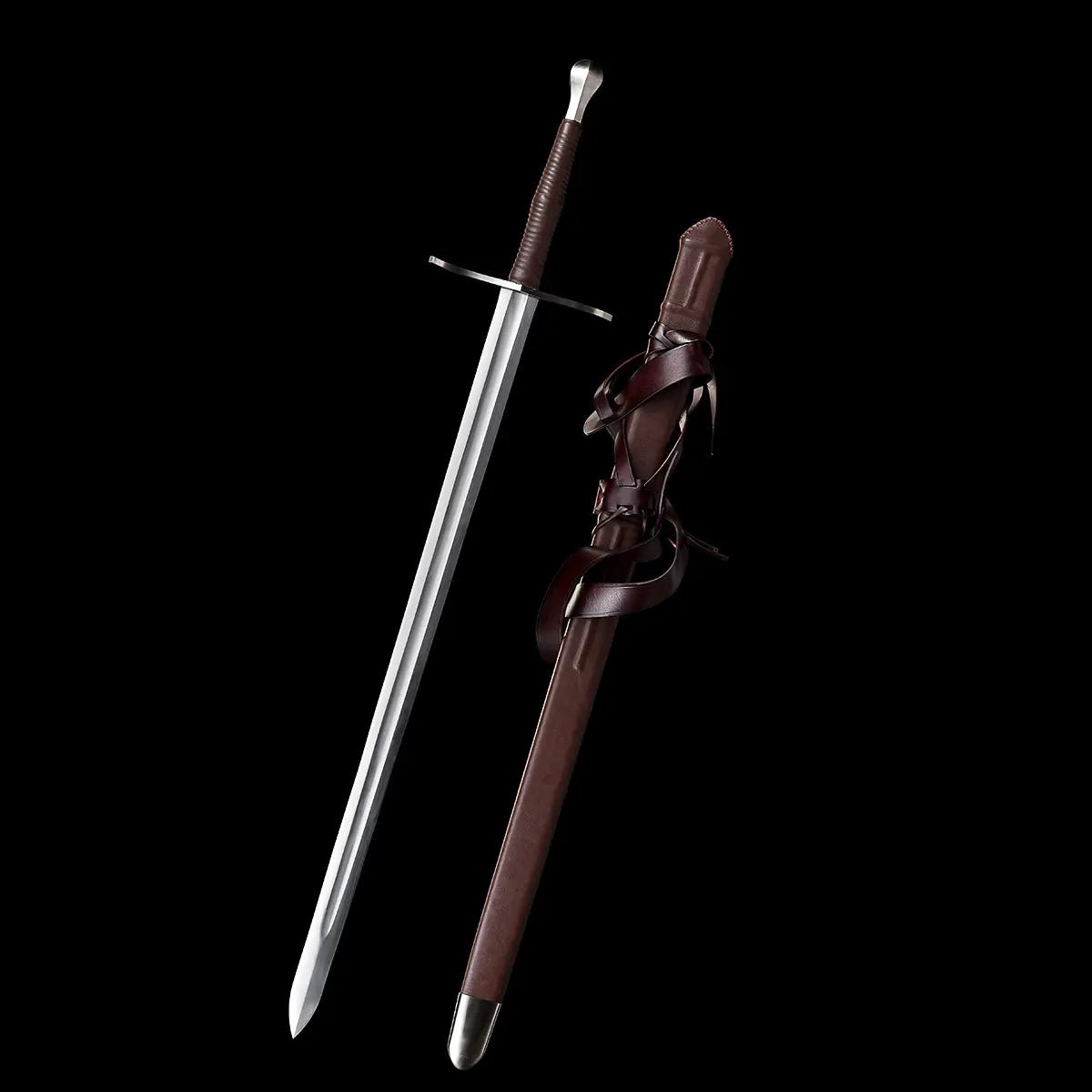 Épée longue médiévale “Brune-Lame” photographiée sur fond noir, lame acier 1060 polie avec gouttière, poignée gainée de cuir brun, garde en croix en acier, et fourreau en bois gainé cuir brun avec lanières croisées ; visuel premium pour présentation produit Blade Bushido.