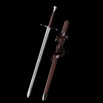 Épée longue médiévale “Brune-Lame” photographiée sur fond noir, lame acier 1060 polie avec gouttière, poignée gainée de cuir brun, garde en croix en acier, et fourreau en bois gainé cuir brun avec lanières croisées ; visuel premium pour présentation produit Blade Bushido.