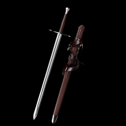 Épée longue médiévale “Brune-Lame” photographiée sur fond noir, lame acier 1060 polie avec gouttière, poignée gainée de cuir brun, garde en croix en acier, et fourreau en bois gainé cuir brun avec lanières croisées ; visuel premium pour présentation produit Blade Bushido.