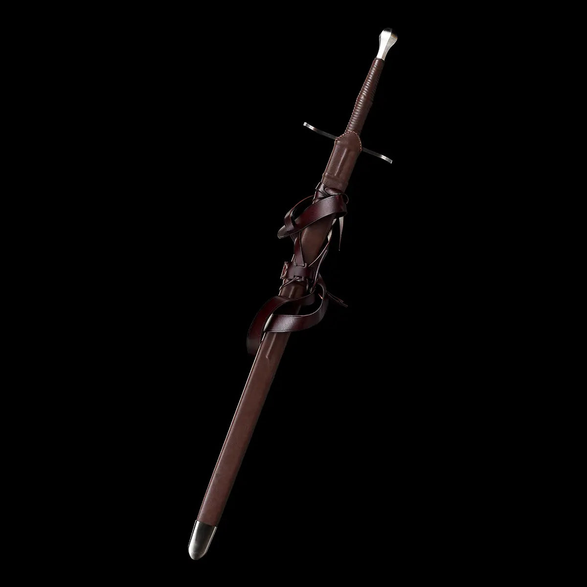 Épée longue “Brune-Lame” entièrement gainée dans son fourreau en bois recouvert de cuir brun, avec lanières croisées et pommeau visible, présentée en vue verticale sur fond noir ; rendu premium mettant en valeur le cuir et les détails médiévaux pour Blade Bushido.