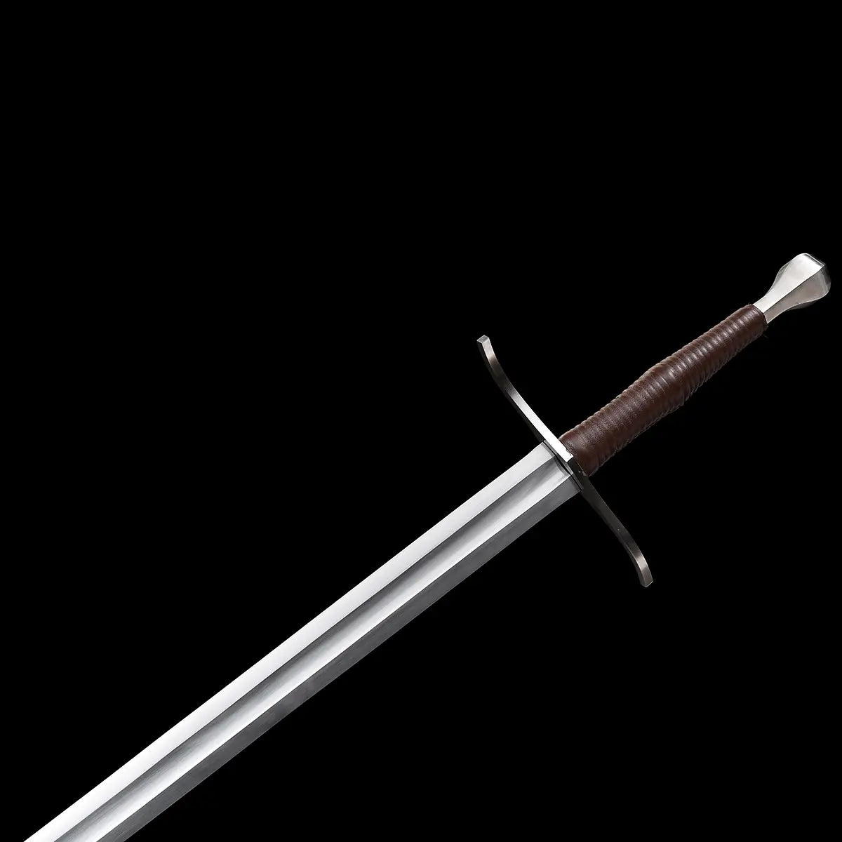 Photo en angle de l’épée longue “Brune-Lame”, montrant la lame en acier 1060 avec gouttière, la garde en croix en acier et la poignée gainée de cuir brun, le tout sur fond noir ; image mettant en valeur les lignes médiévales et la finition artisanale pour Blade Bushido.