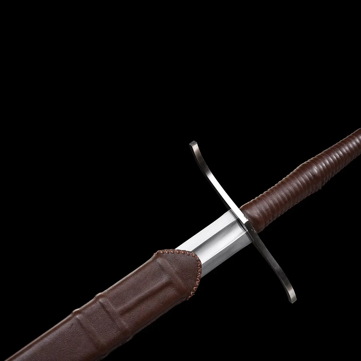 Vue rapprochée de l’épée longue “Brune-Lame” en train de sortir de son fourreau en cuir brun, montrant la lame en acier 1060 avec gouttière, la garde en croix en acier et la poignée gainée de cuir brun, le tout sur fond noir ; image détaillée mettant en valeur les finitions artisanales et l’aspect médiéval premium Blade Bushido.