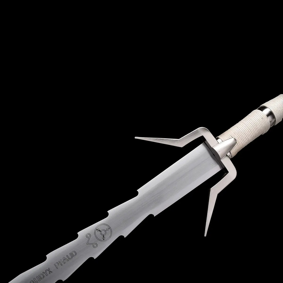 Détail de la lame de l’épée longue Ciri Hirondelle d’Argent The Witcher 4 sur fond noir uni, lame en acier inoxydable poli avec encoches visibles et inscription gravée près du talon, garde en croix angulaire en métal argenté, départ de poignée cordée de couleur claire, finition décorative précise adaptée au cosplay et à une pratique AMHE ou HEMA légère.
