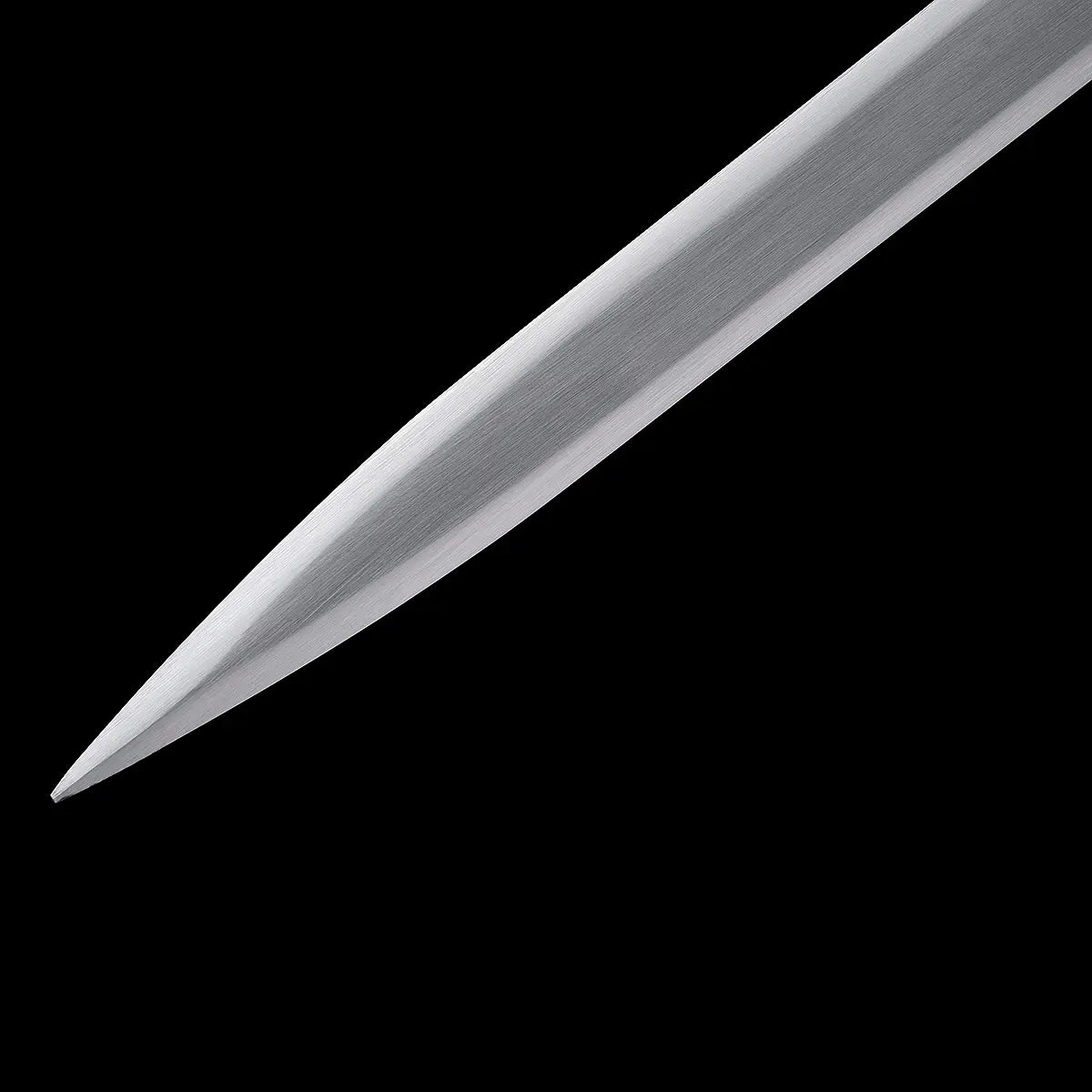 Détail de la pointe de la lame de l’épée longue Ciri Hirondelle d’Argent The Witcher 4 sur fond noir uni, lame droite en acier inoxydable poli avec finition satinée, pointe effilée et symétrique, arêtes nettes visibles, absence de fourreau dans le cadre, réplique décorative conçue pour le cosplay et une pratique AMHE ou HEMA légère.
