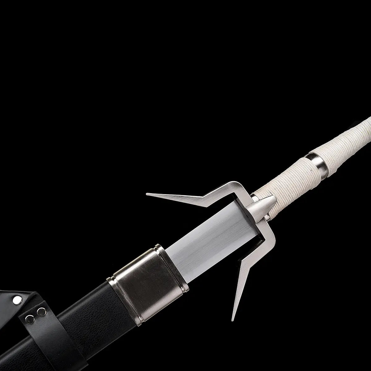 Détail de la garde de l’épée longue Ciri Hirondelle d’Argent The Witcher 4 sur fond noir uni, lame partiellement insérée dans le fourreau, fourreau en cuir noir lisse avec chape métallique argentée, garde en croix angulaire en métal clair aux quillons asymétriques, poignée cordée de couleur claire avec bague métallique visible, ensemble décoratif précis adapté au cosplay et à une pratique AMHE ou HEMA légère.
