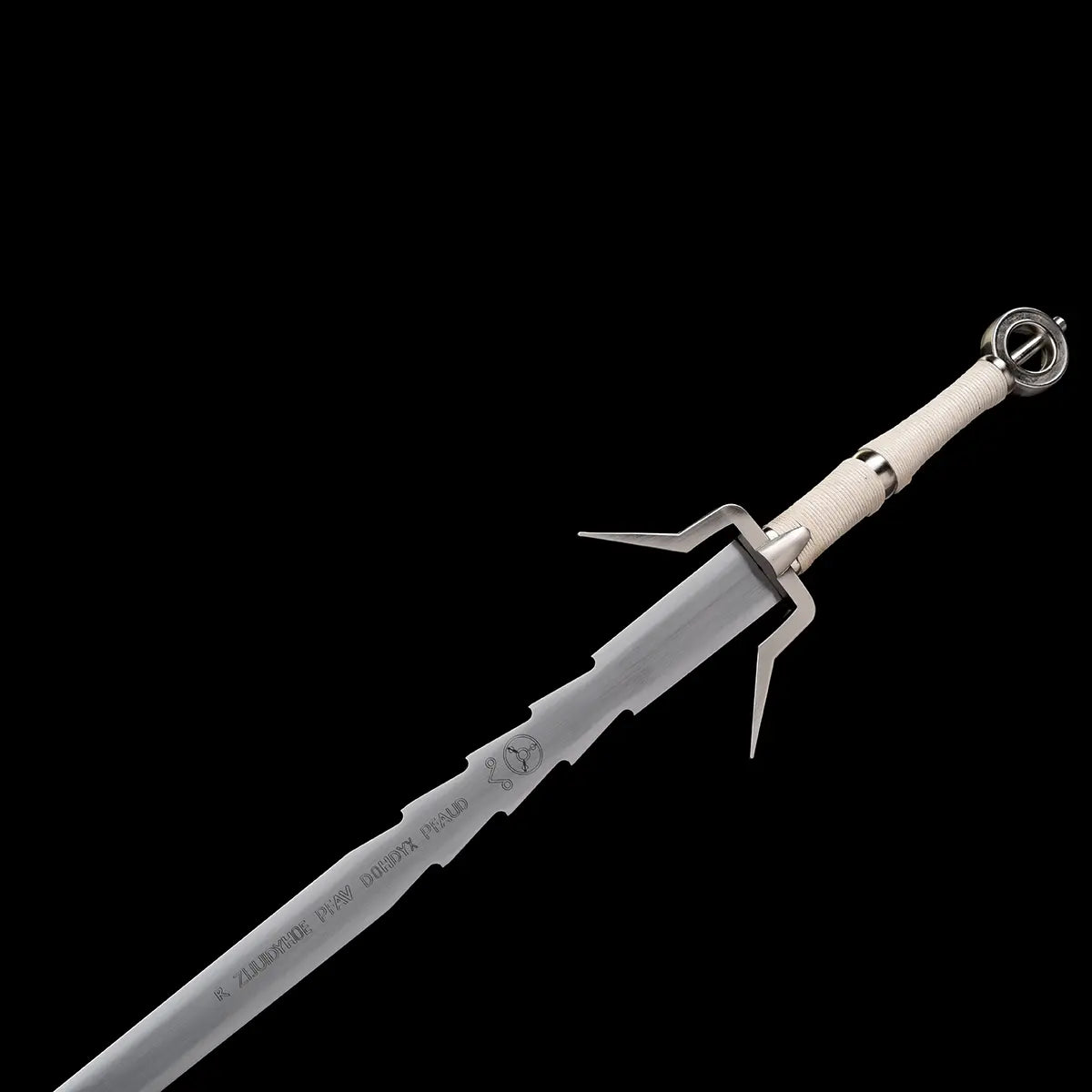 Vue partielle de l’épée longue Ciri Hirondelle d’Argent The Witcher 4 sur fond noir uni, lame en acier inoxydable poli avec inscription gravée visible sur le plat, encoches décoratives près du talon, garde en croix angulaire en métal argenté, poignée cordée de couleur claire et pommeau circulaire métallique, absence de fourreau dans le cadre, réplique décorative destinée au cosplay et à une pratique AMHE ou HEMA légère.

