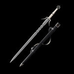 Épée longue Ciri Hirondelle d’Argent The Witcher 4 présentée lame sortie à côté de son fourreau sur fond noir uni, lame droite en acier poli avec inscription visible, pointe fine et allongée, fourreau en cuir noir lisse avec bouterolle métallique argentée, garde en croix angulaire en métal clair, poignée claire cordée et pommeau circulaire, réplique cosplay décorative adaptée à l’AMHE ou HEMA léger.
