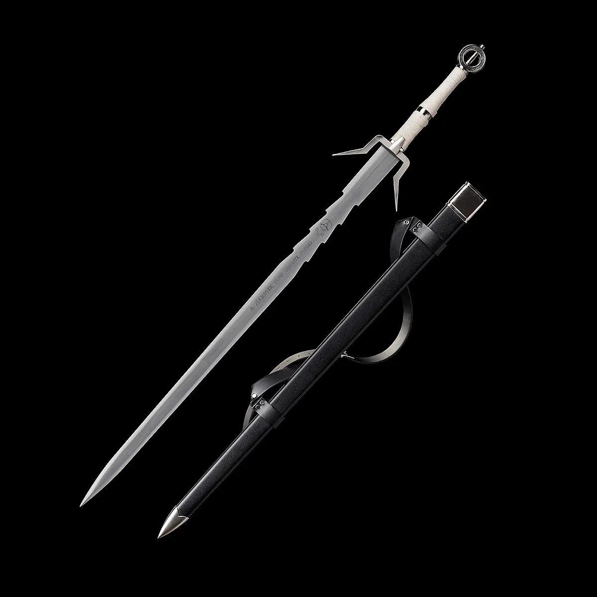 Épée longue Ciri Hirondelle d’Argent The Witcher 4 présentée lame sortie à côté de son fourreau sur fond noir uni, lame droite en acier poli avec inscription visible, pointe fine et allongée, fourreau en cuir noir lisse avec bouterolle métallique argentée, garde en croix angulaire en métal clair, poignée claire cordée et pommeau circulaire, réplique cosplay décorative adaptée à l’AMHE ou HEMA léger.
