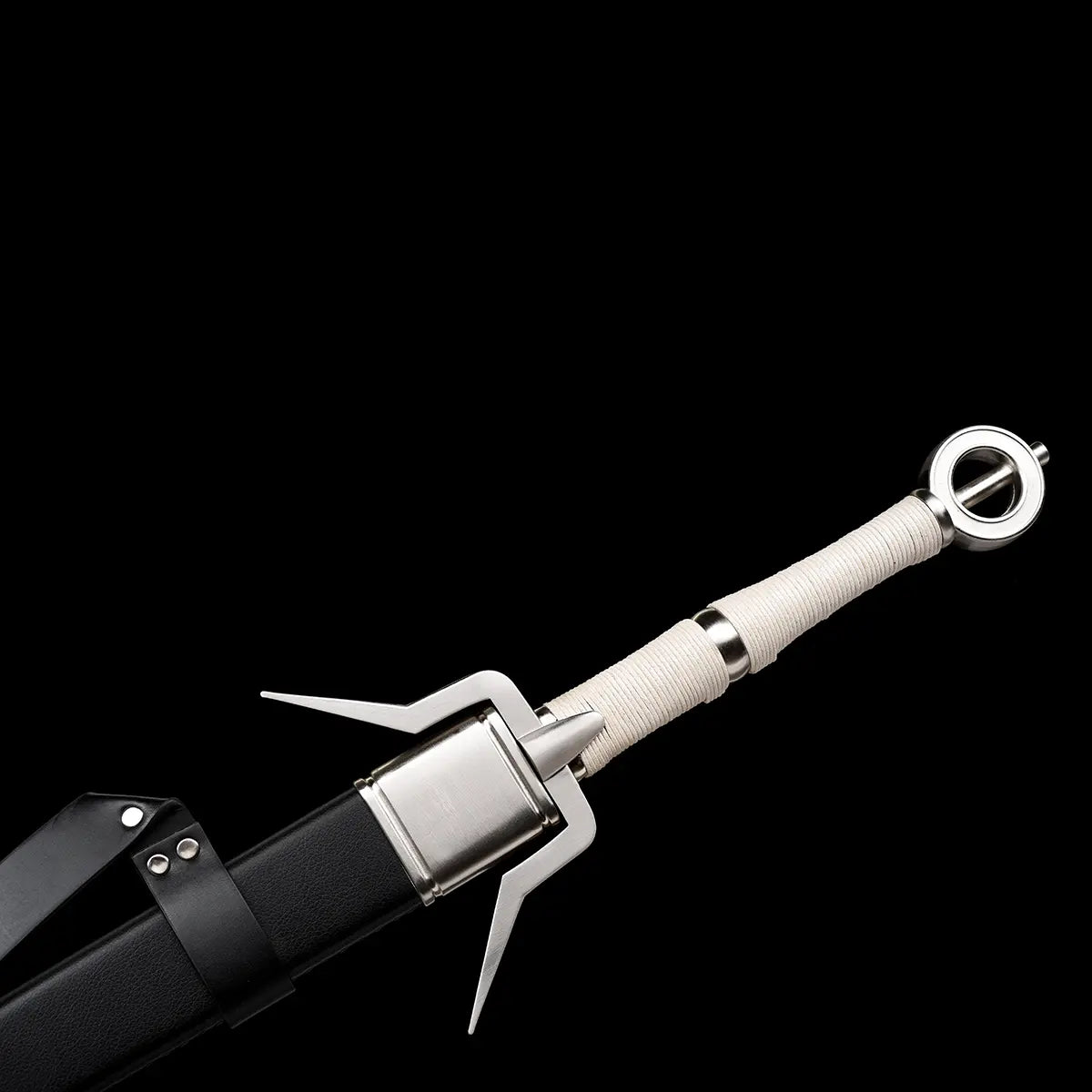 Détail de la poignée et du pommeau de l’épée longue Ciri Hirondelle d’Argent The Witcher 4 sur fond noir uni, poignée cordée de couleur claire avec bagues métalliques visibles, pommeau circulaire ajouré en métal argenté, garde en croix angulaire aux quillons effilés, fourreau en cuir noir lisse avec sangle de port rivetée, ensemble décoratif fidèle à la réplique cosplay, compatible AMHE ou HEMA léger.
