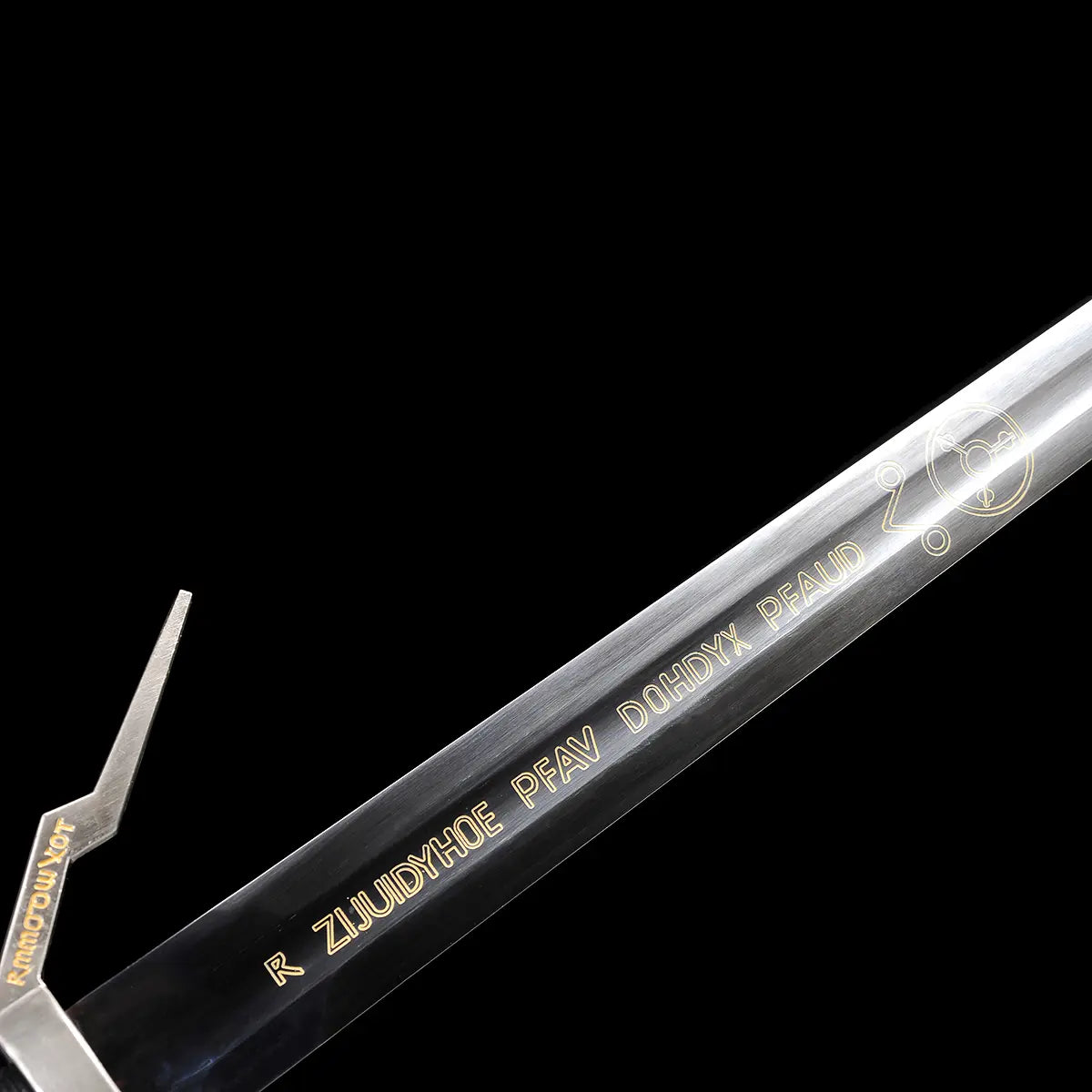 Détail de la lame de l’épée longue Geralt de Riv The Witcher 3 photographiée sur fond noir uniforme, section centrale de la lame en acier poli avec finition satinée, inscriptions gravées dorées visibles le long du plat, symboles et marquages décoratifs inspirés de l’univers Witcher, garde en croix anguleuse partiellement visible, rendu précis mettant en valeur le travail esthétique de la lame pour cosplay, collection et observation AMHE ou HEMA décorative
