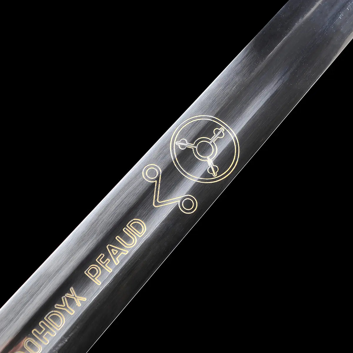 Détail de la poignée et de la garde de l’épée longue Geralt de Riv The Witcher 3 photographiée sur fond noir uniforme, poignée longue gainée de cuir noir enroulé offrant une texture striée, pommeau métallique sculpté avec finition argentée, garde en croix anguleuse avec quillons droits et inscriptions décoratives dorées, base de la lame en acier poli visible avec reflets nets, présentation fidèle à l’esthétique fantasy médiévale pour cosplay, colle
