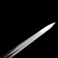 Détail de la pointe de l’épée longue Geralt de Riv The Witcher 3 photographiée sur fond noir profond, lame droite en acier poli avec finition lisse et reflets nets, arête centrale visible et géométrie symétrique de la pointe, surface sans patine ni corrosion, mise en avant du profil de lame inspiré des épées longues médiévales fantasy, rendu adapté à l’observation technique en AMHE ou HEMA décoratif et au cosplay de collection
