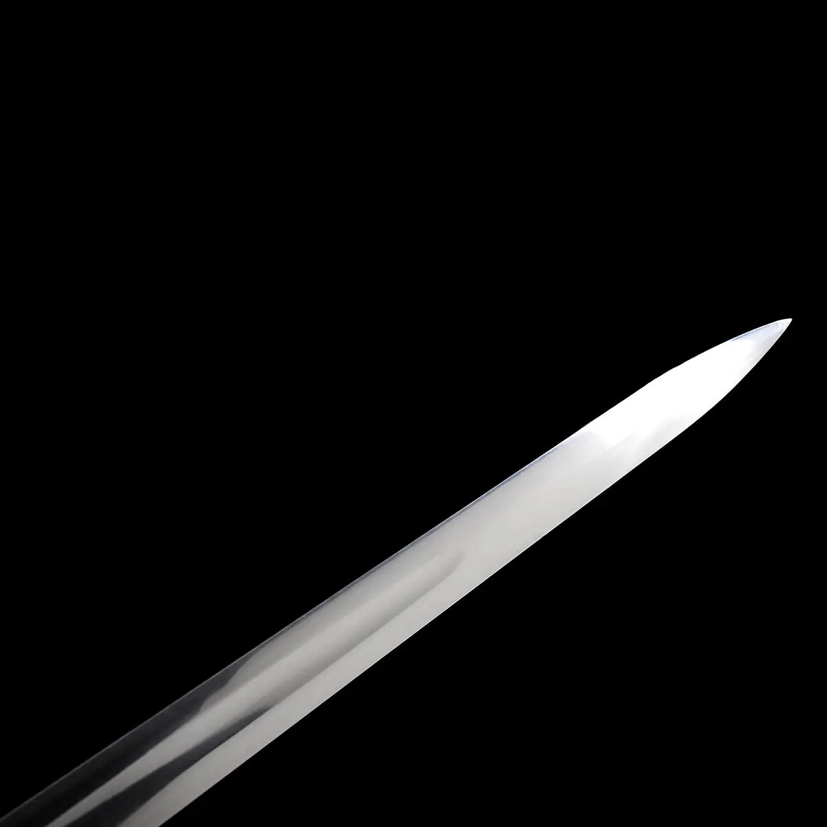 Détail de la pointe de l’épée longue Geralt de Riv The Witcher 3 photographiée sur fond noir profond, lame droite en acier poli avec finition lisse et reflets nets, arête centrale visible et géométrie symétrique de la pointe, surface sans patine ni corrosion, mise en avant du profil de lame inspiré des épées longues médiévales fantasy, rendu adapté à l’observation technique en AMHE ou HEMA décoratif et au cosplay de collection
